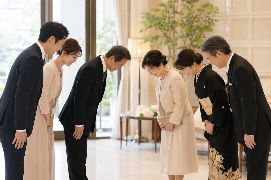 結婚式場で挨拶する両家の両親たち