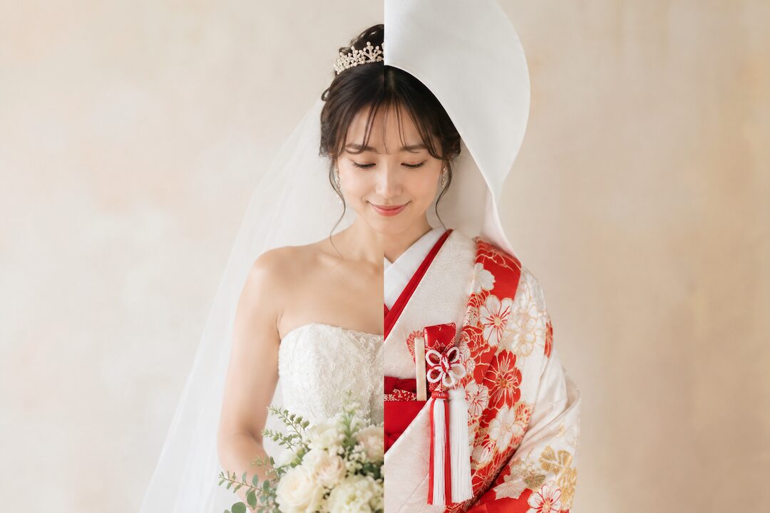 ウェディングドレスと白無垢を着比べる花嫁
